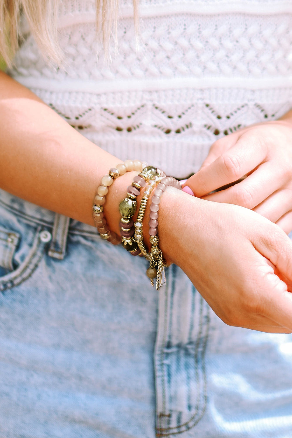 Pulsera con borlas y colgante de cristal bohemio marrón