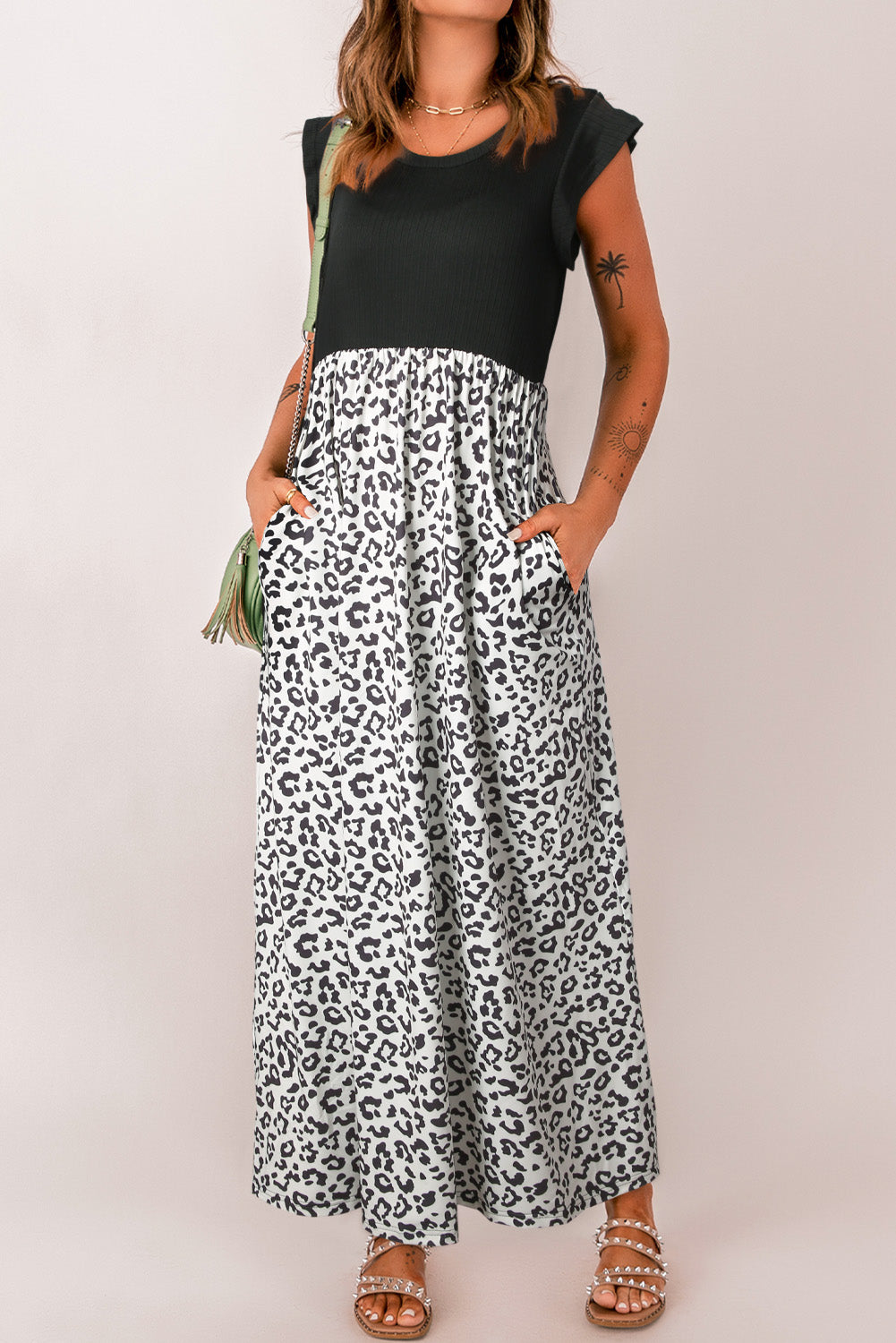 Vestido largo informal con bolsillos y mangas cortas y estampado de leopardo gris