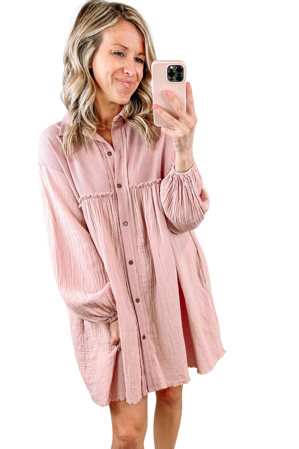 Vestido camisero con dobladillo sin rematar, mangas abullonadas y diseño de patchwork arrugado en color rosa