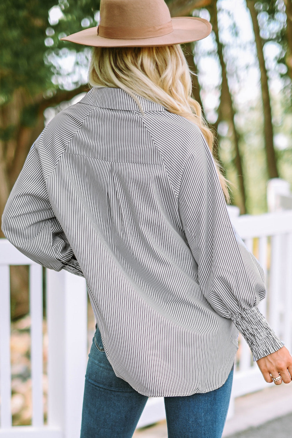 Camisa informal de rayas negras con puños fruncidos
