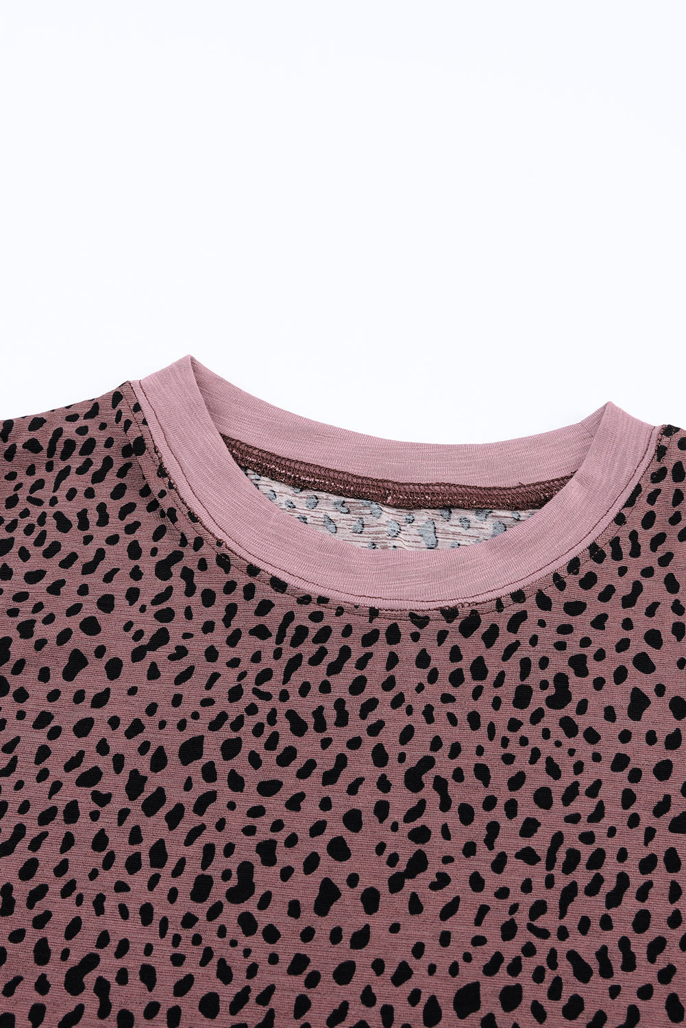 Blusa de manga larga con cuello redondo y estampado de lunares de animales en color gris