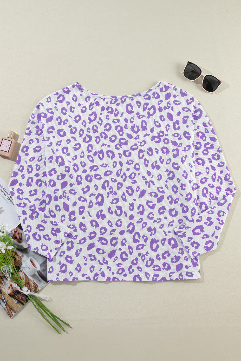 Blusa de punto gofre con hombros caídos y escote barco con estampado de leopardo morado en talla grande