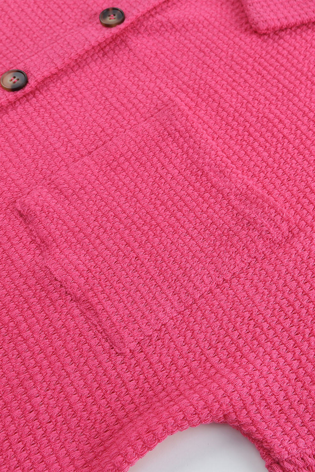 Blusa de punto gofre con botones en el frente y bolsillos de color rosa intenso