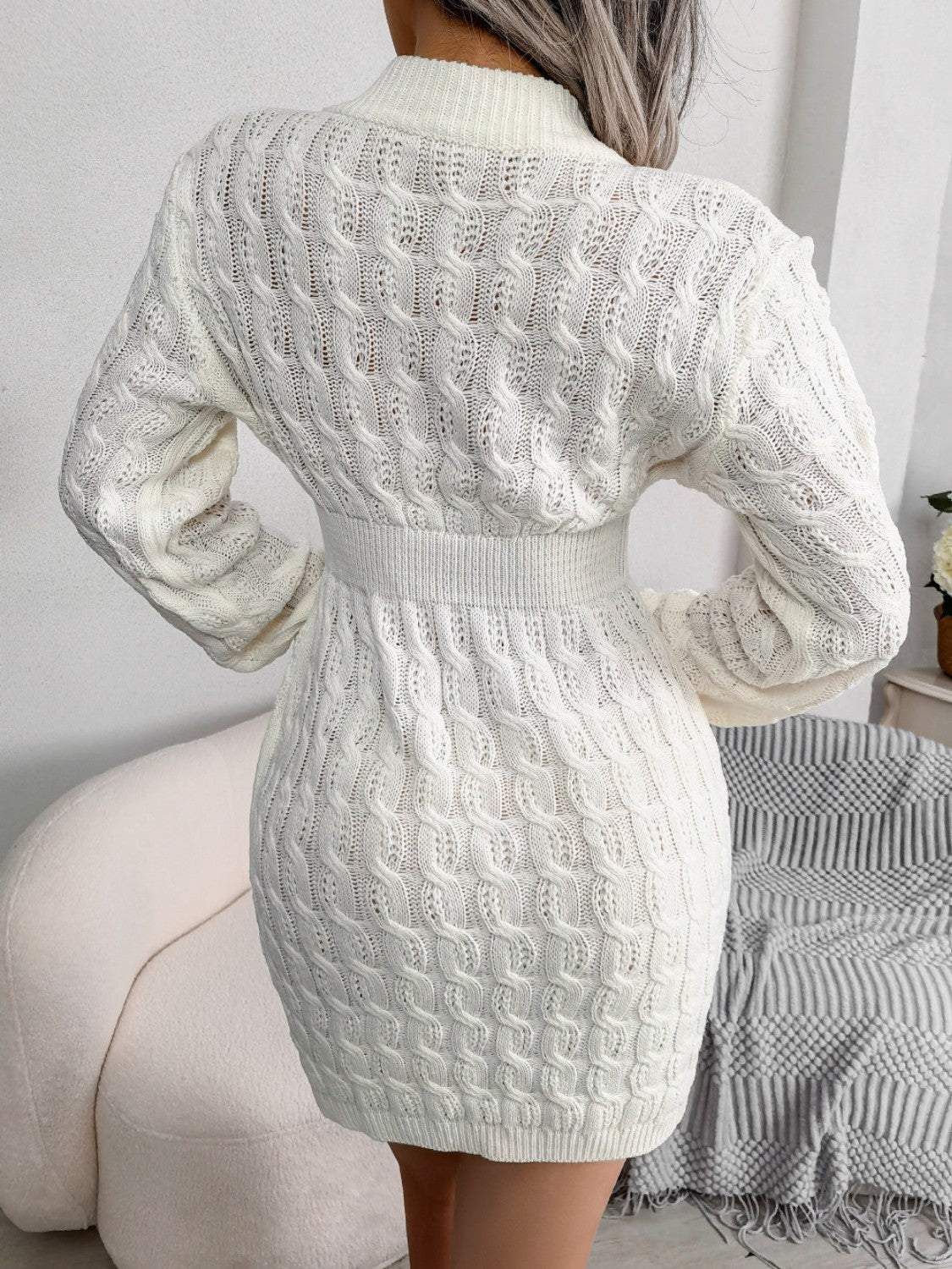 Vestido mini cruzado con cuello redondo y tejido de cable