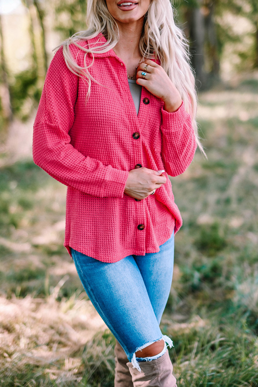 Blusa de punto gofre con botones en el frente y bolsillos de color rosa intenso