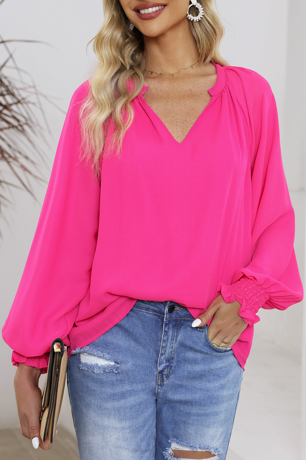 Blusa con escote en V, mangas abullonadas y plisada en rosa