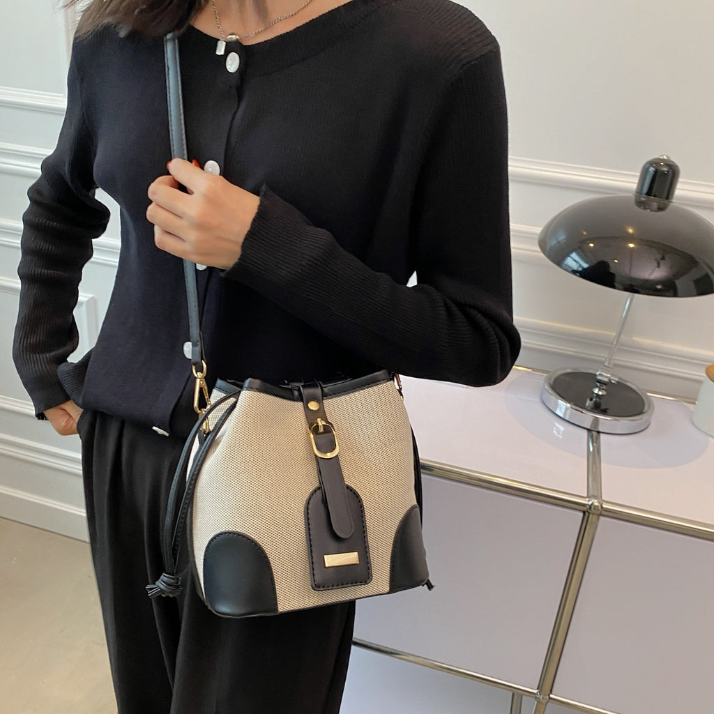 Bolso bandolera con correa ajustable y trenzada de paja