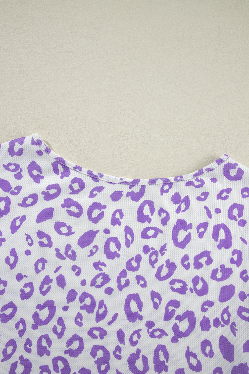 Blusa de punto gofre con hombros caídos y escote barco con estampado de leopardo morado en talla grande