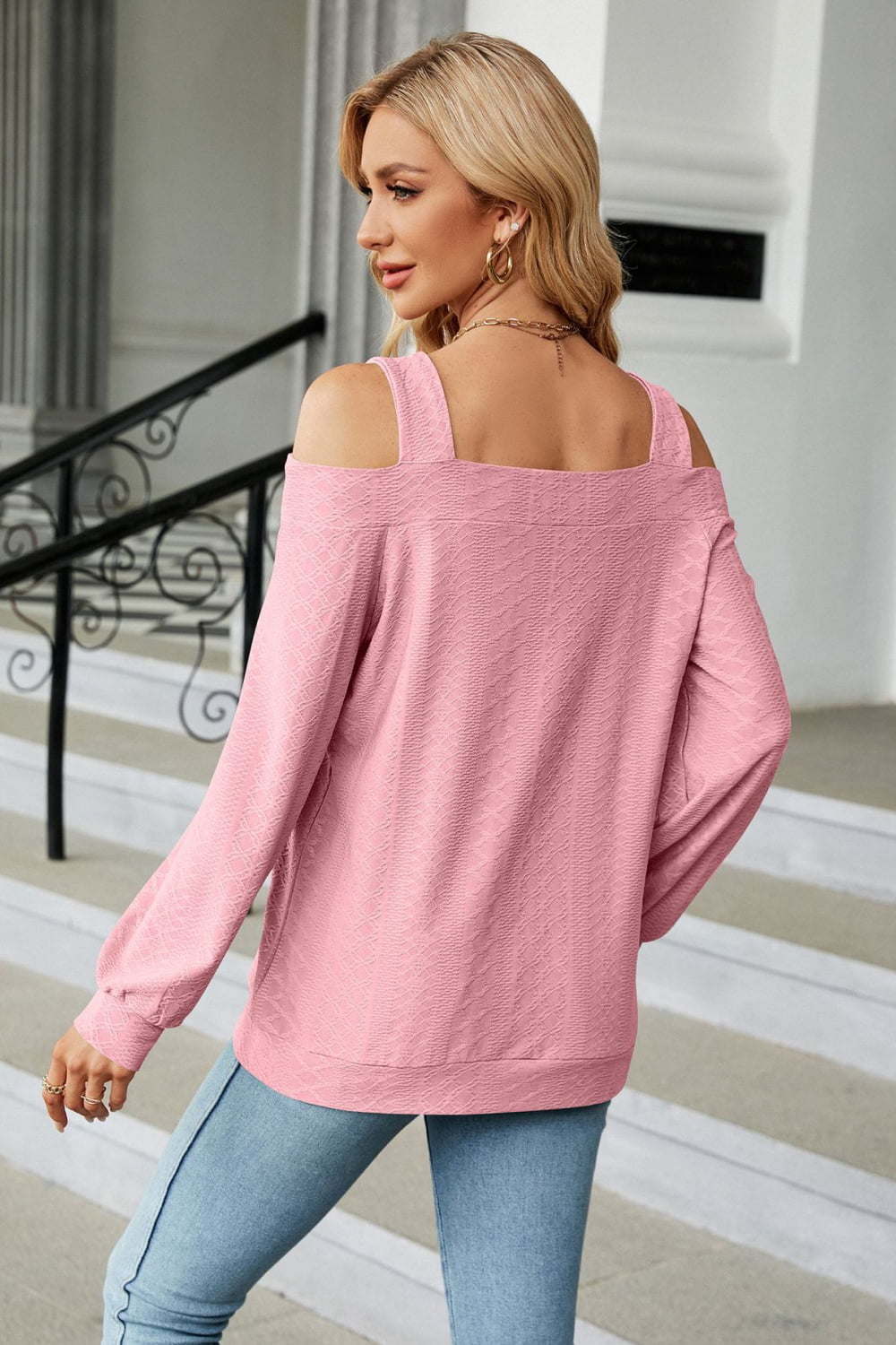 Blusa con escote cuadrado y hombros descubiertos