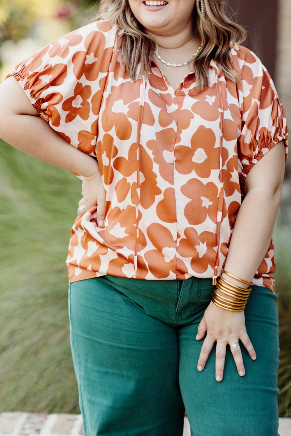 Blusa de manga corta con cuello en V, cordón y estampado floral en color naranja, talla grande