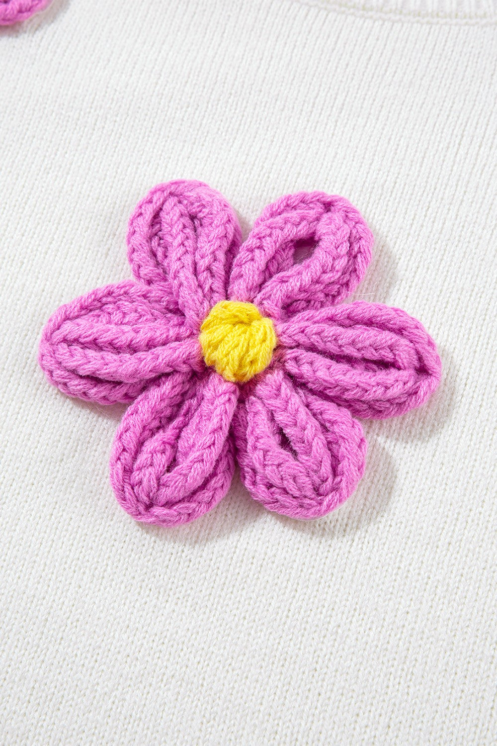 Suéter de manga larga con cuello redondo y flores de crochet