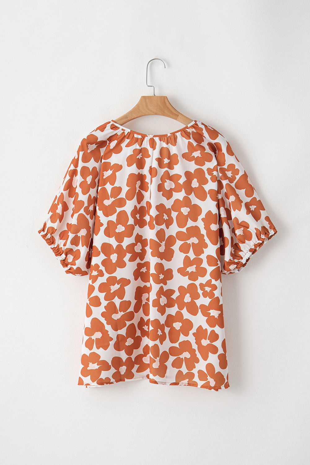 Blusa de manga corta con cuello en V, cordón y estampado floral en color naranja, talla grande