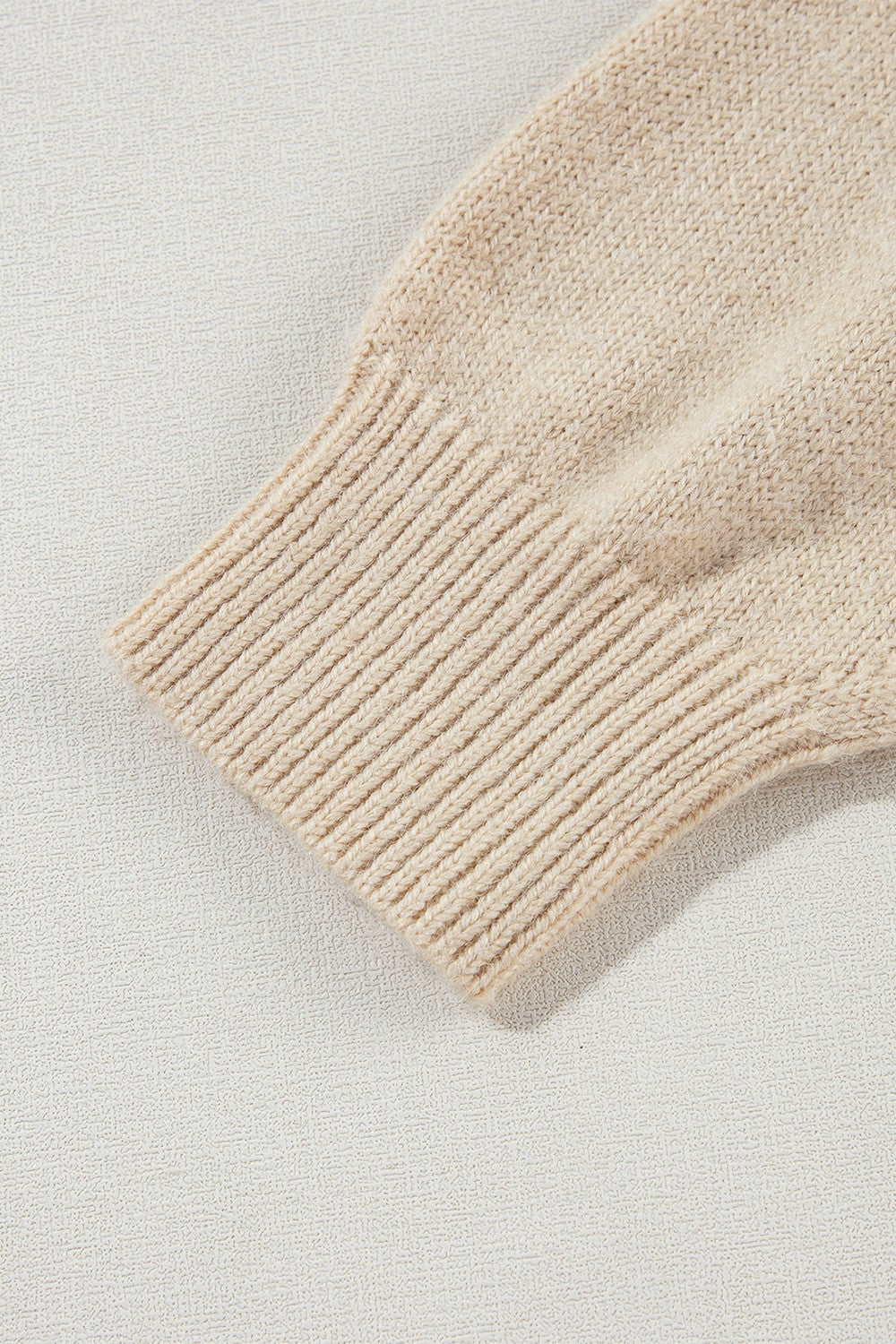 Suéter de manga larga con cuello redondo y flores de crochet