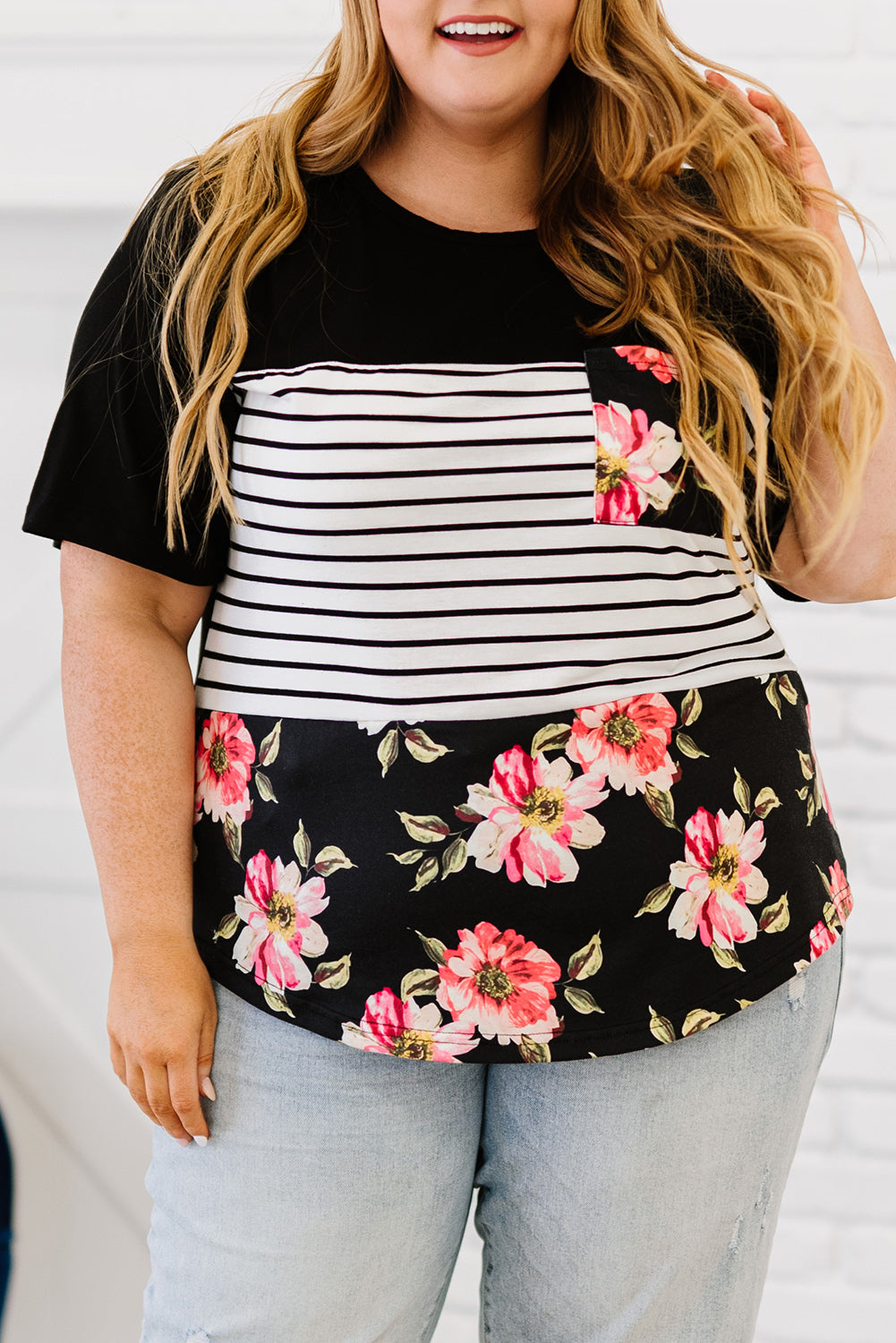 Blusa informal con estampado floral y rayas negras en talla grande