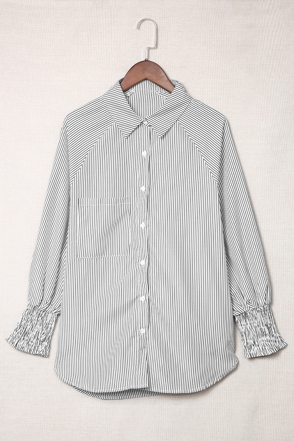 Camisa informal de rayas negras con puños fruncidos