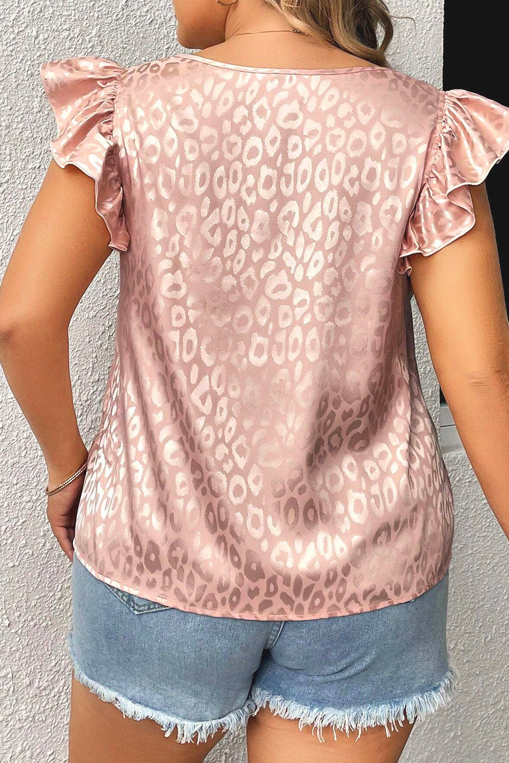 Blusa de satén con volantes y mangas onduladas con estampado de leopardo en talla grande en color rosa