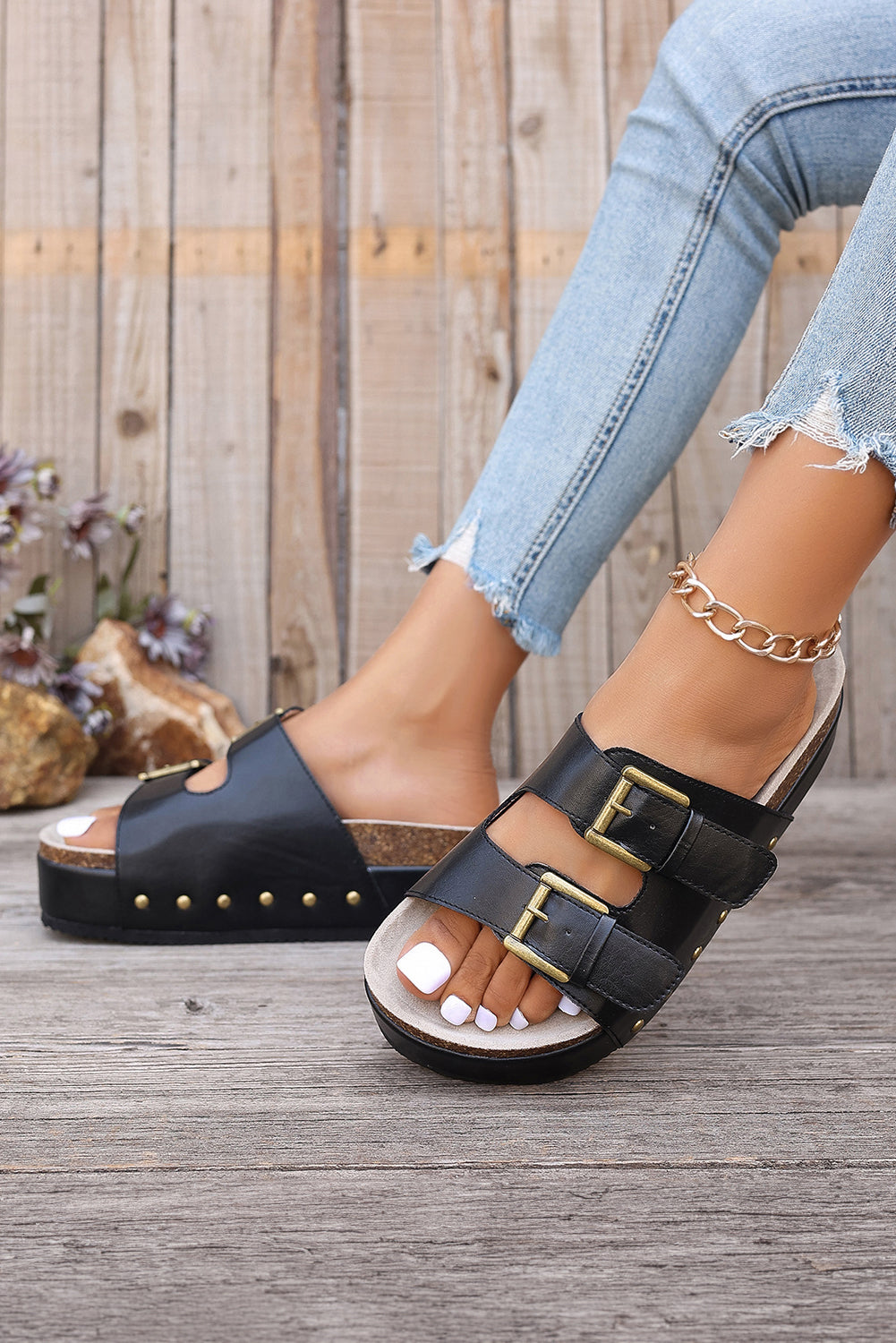 Sandalias de plataforma vintage con tachuelas y doble hebilla en color castaño