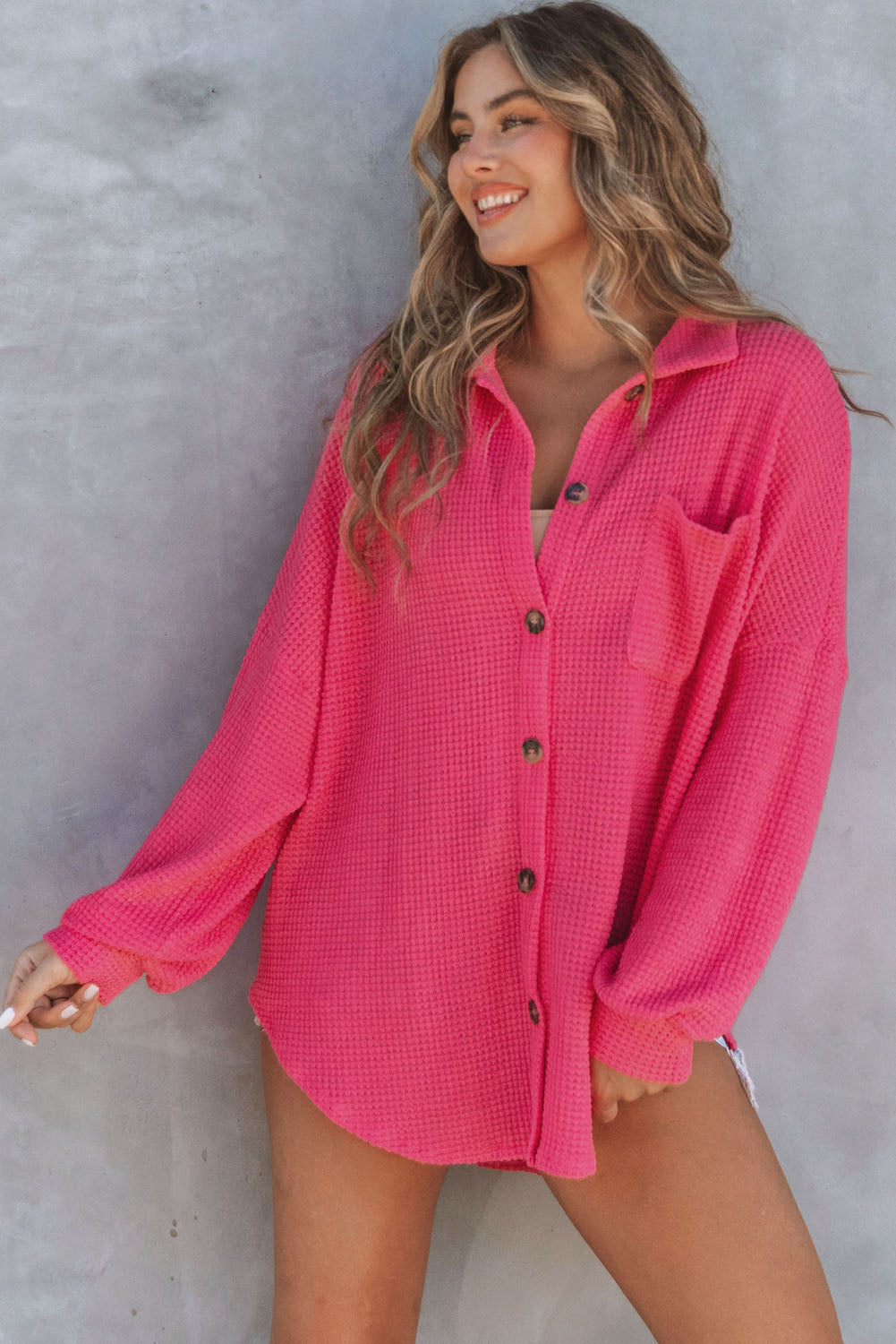 Blusa de punto gofre con botones en el frente y bolsillos de color rosa intenso