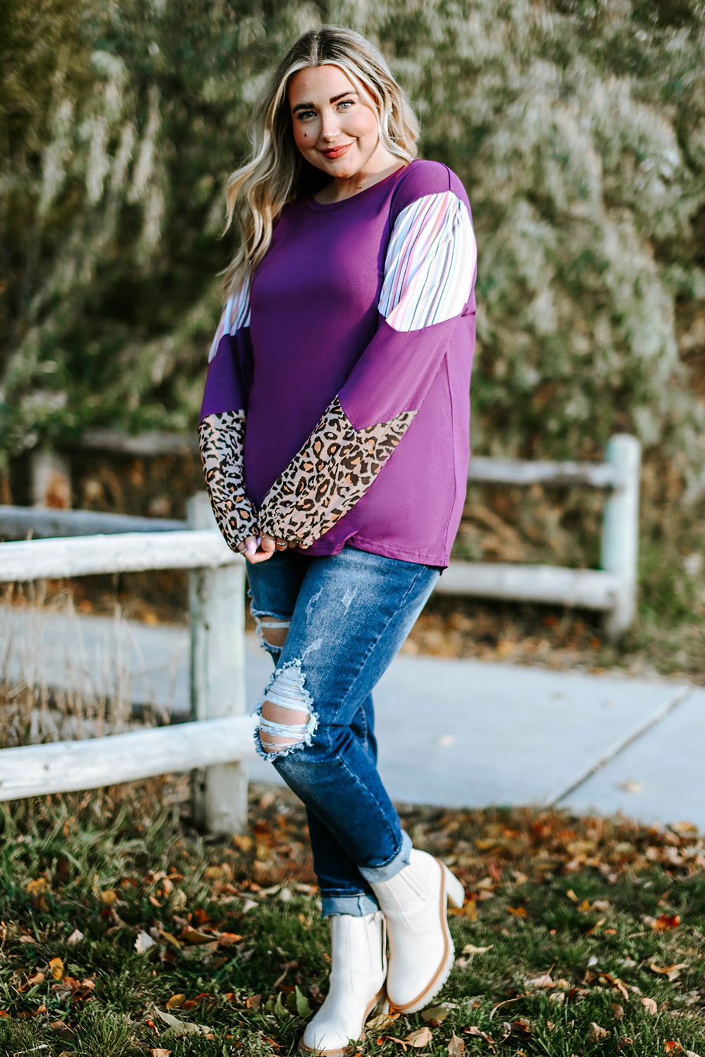 Blusa de talla grande con mangas a rayas de leopardo y bloques de color morado