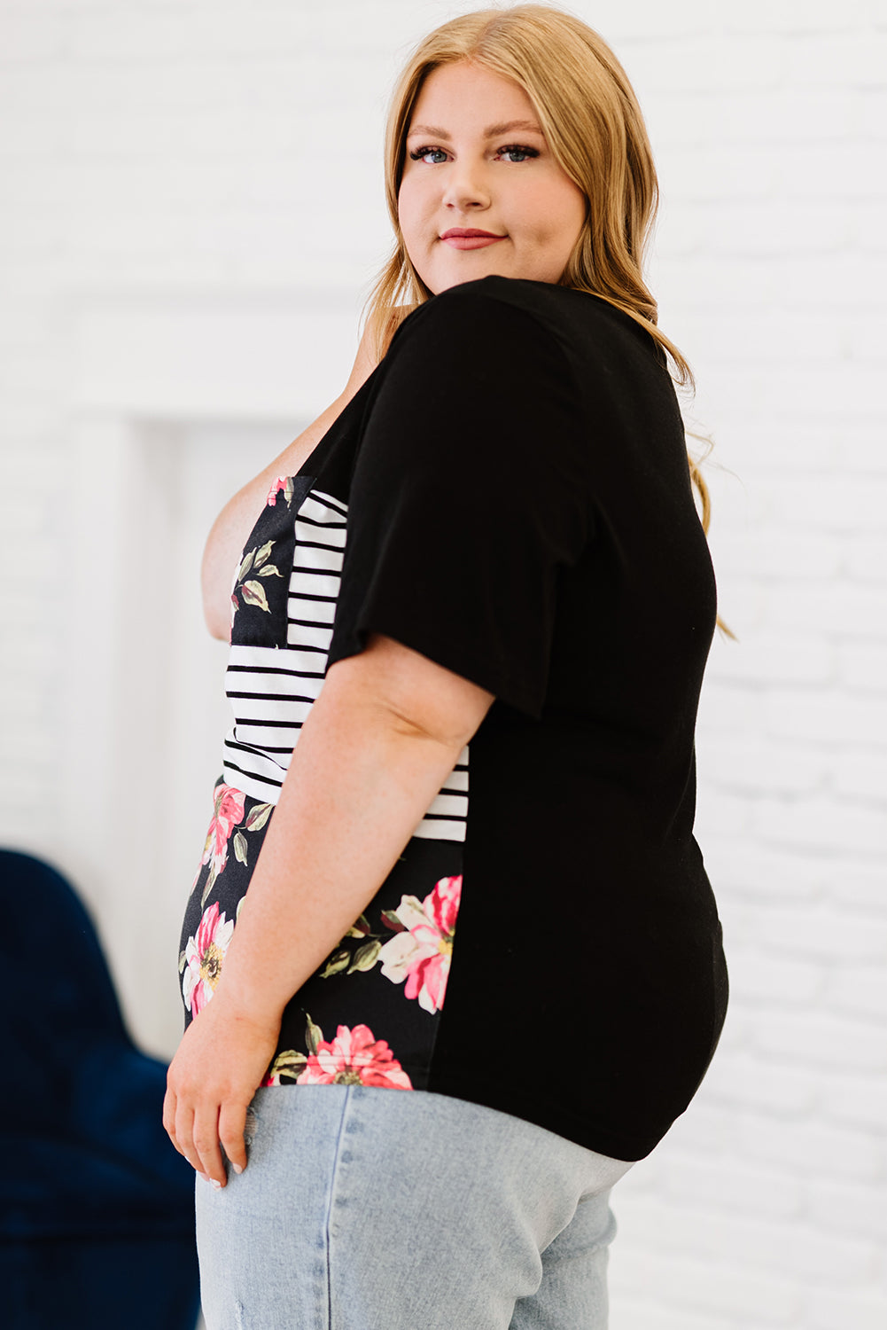 Blusa informal con estampado floral y rayas negras en talla grande