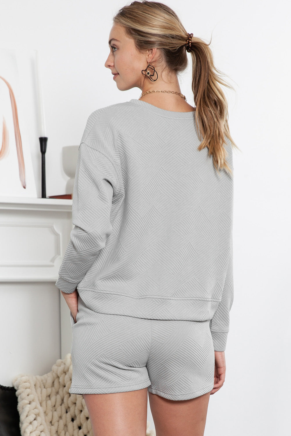 Conjunto de camiseta de manga larga con textura gris y pantalones cortos con cordón