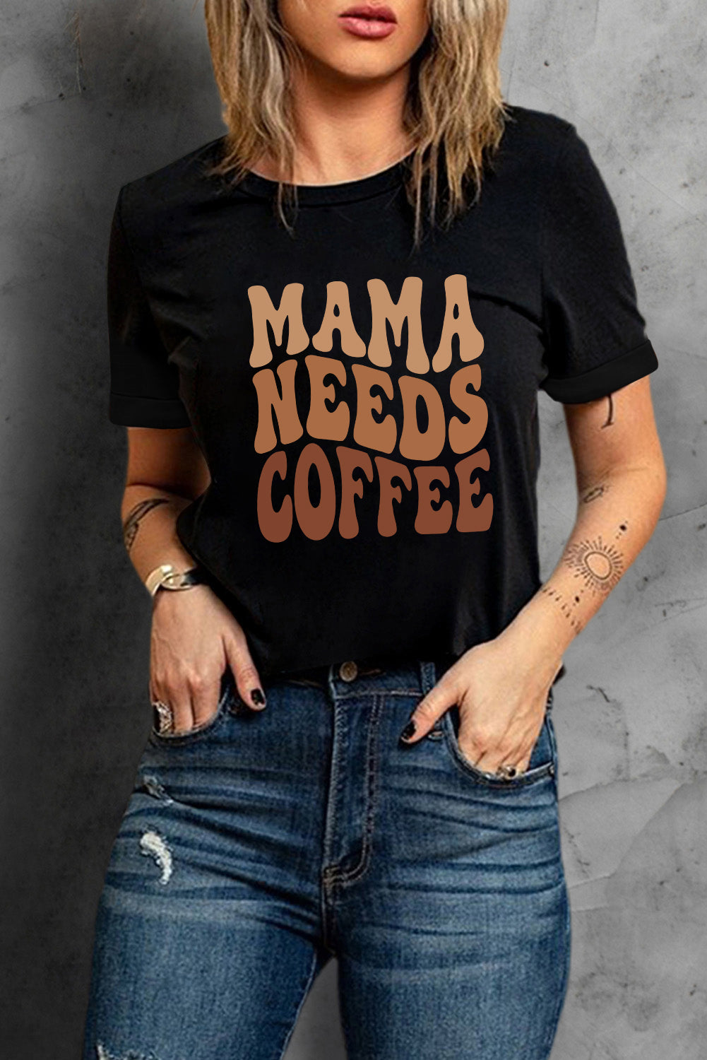 Camiseta gráfica negra MAMA NEEDS COFFEE