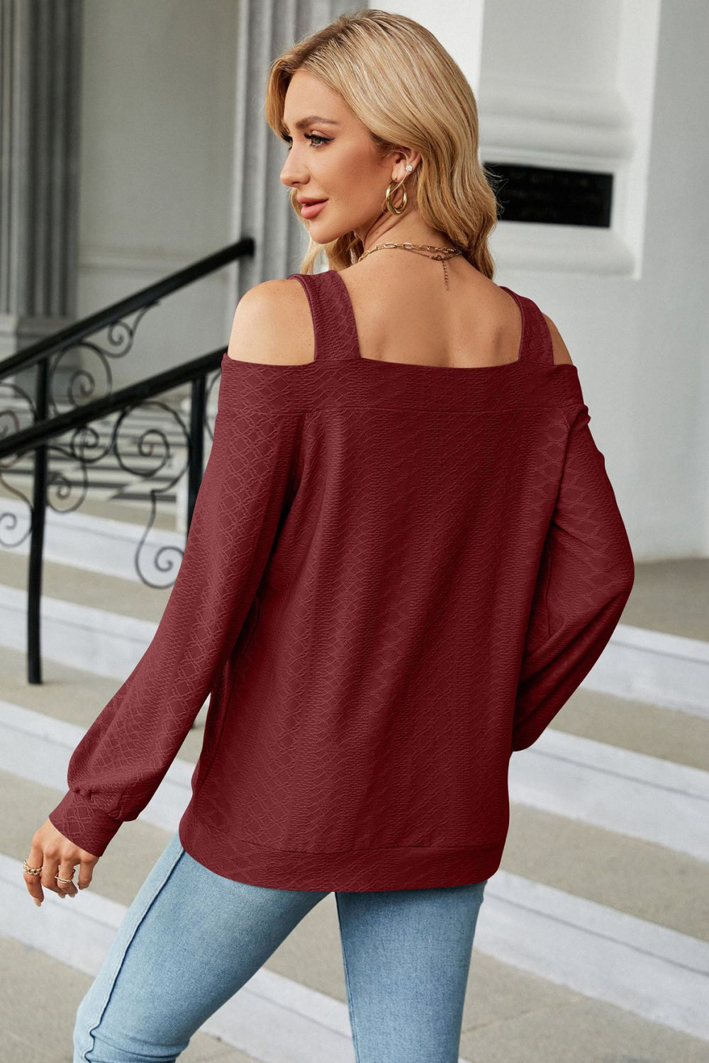 Blusa con escote cuadrado y hombros descubiertos