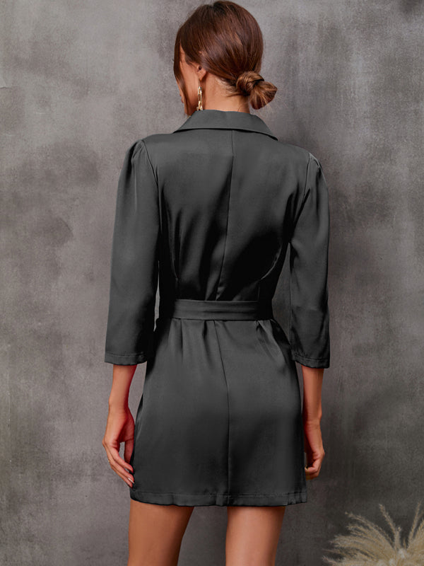 Traje de mujer con corbata y botones (con cinturón) 