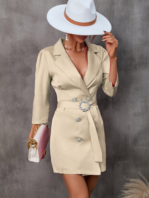 Traje de mujer con corbata y botones (con cinturón) 