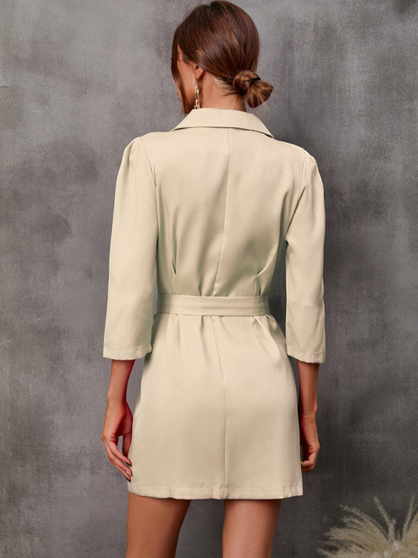 Traje de mujer con corbata y botones (con cinturón) 