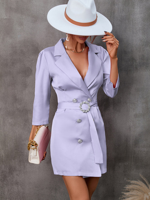 Traje de mujer con corbata y botones (con cinturón) 