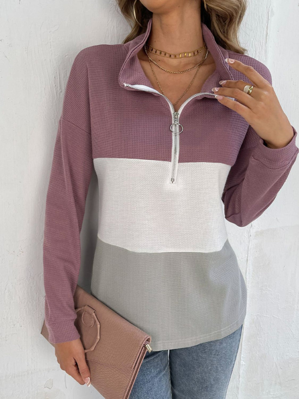 Blusa de punto gofre con hombros caídos y cremallera frontal en bloques de color de Double Take