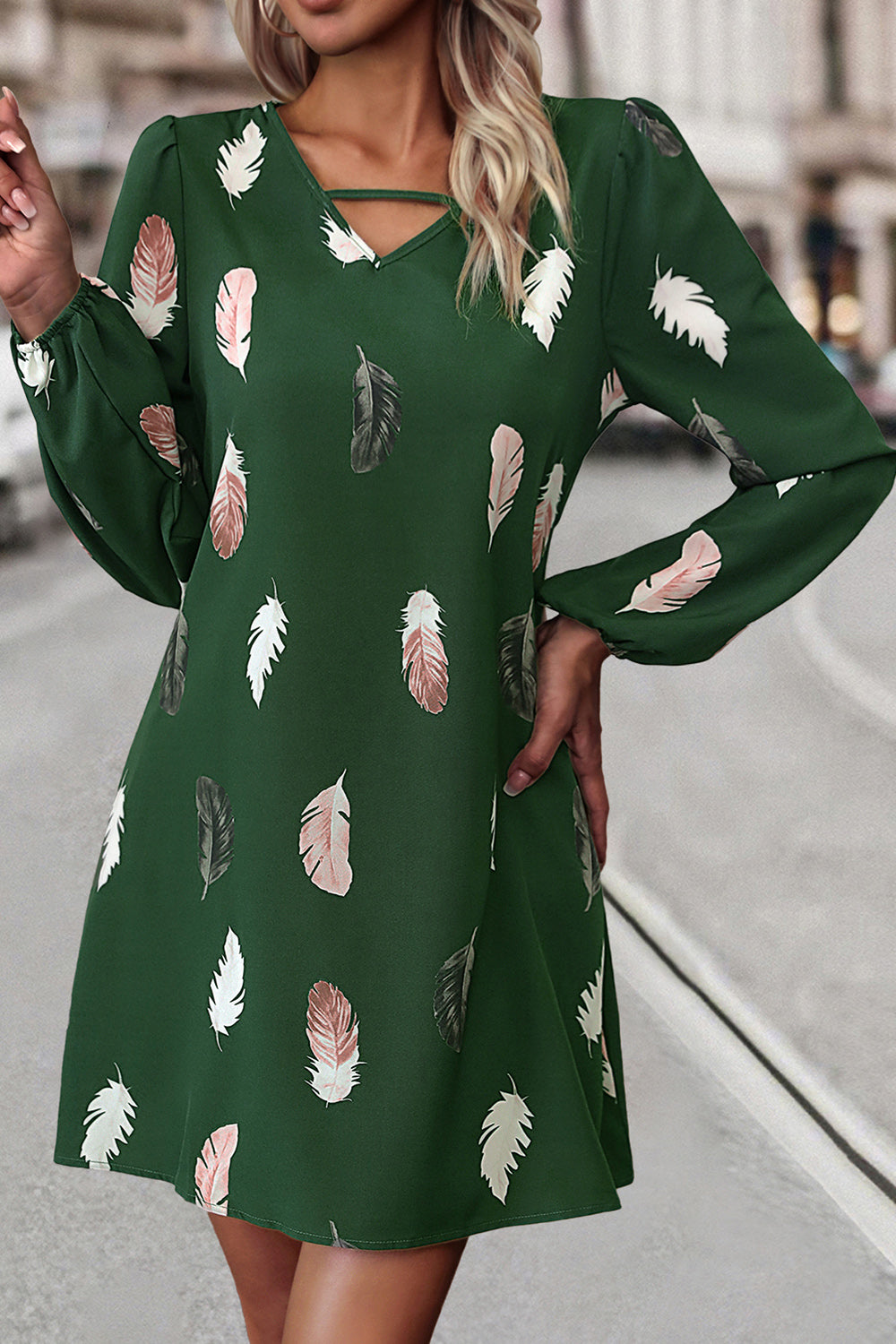 Vestido con escote en V y estampado de plumas