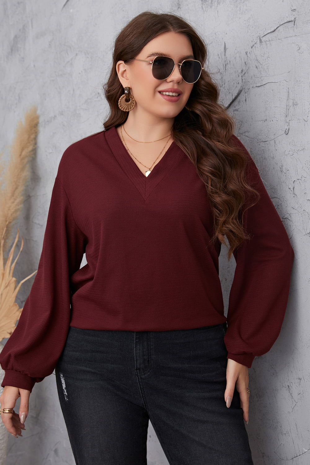 Blusa de hombros caídos con escote en V y talla grande de Melo Apparel