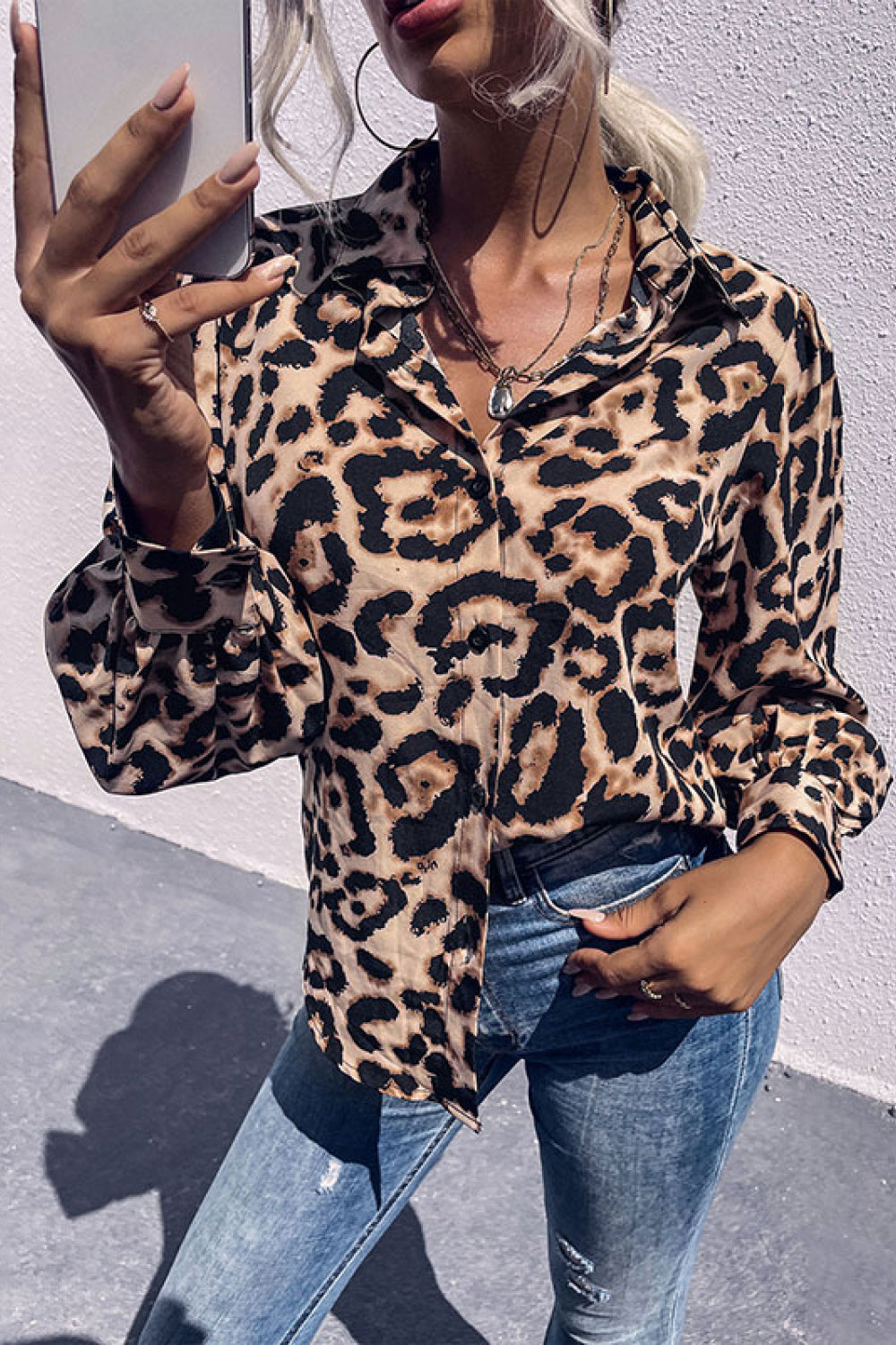 Blusa con botones y estampado de leopardo