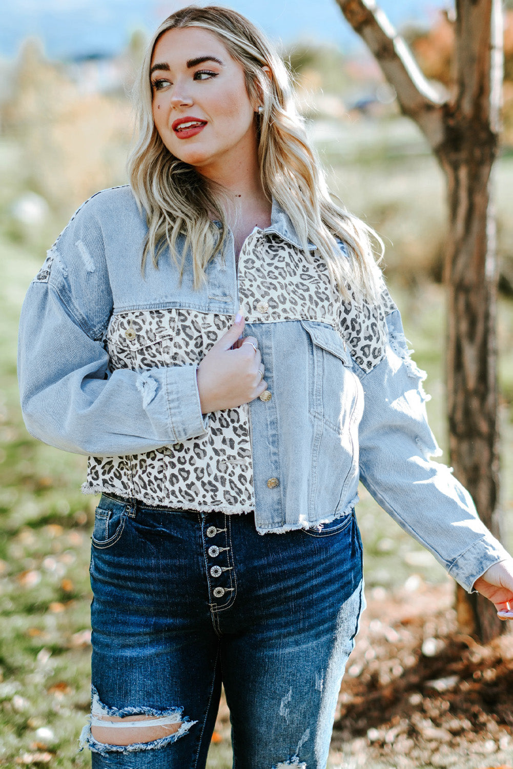 Chaqueta vaquera desgastada con dobladillo sin rematar y estampado de leopardo en talla grande