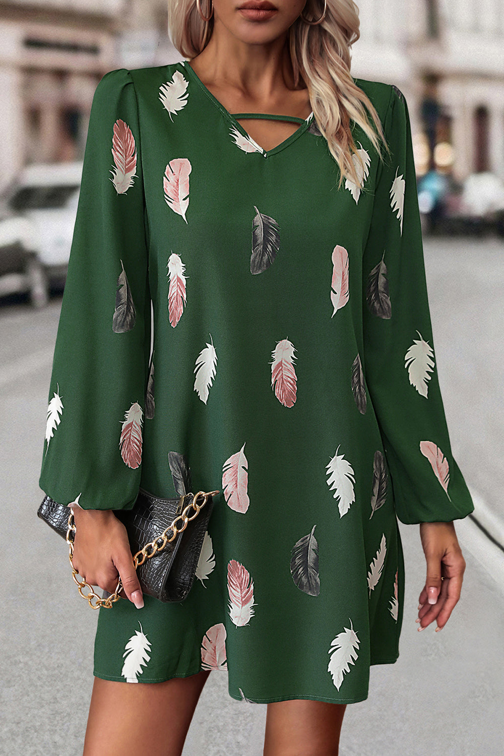 Vestido con escote en V y estampado de plumas
