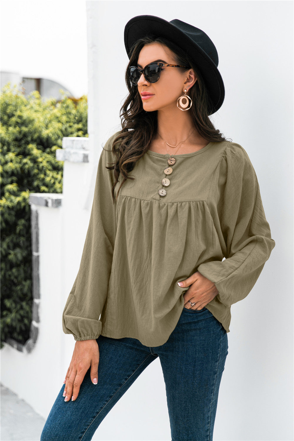 Blusa con mangas globo y botones