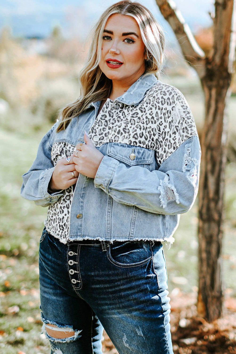 Chaqueta vaquera desgastada con dobladillo sin rematar y estampado de leopardo en talla grande