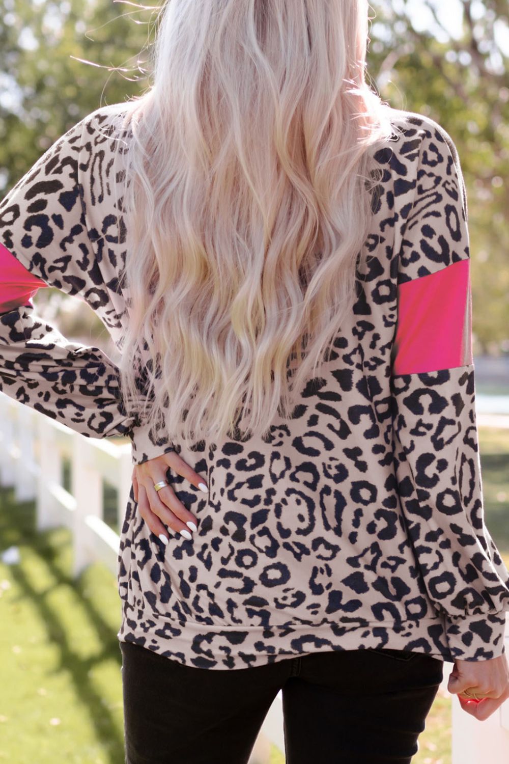 Blusa de manga larga con bloques de color y estampado de leopardo