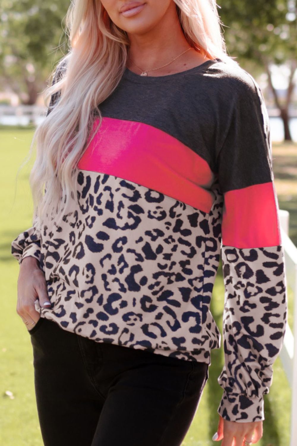 Blusa de manga larga con bloques de color y estampado de leopardo