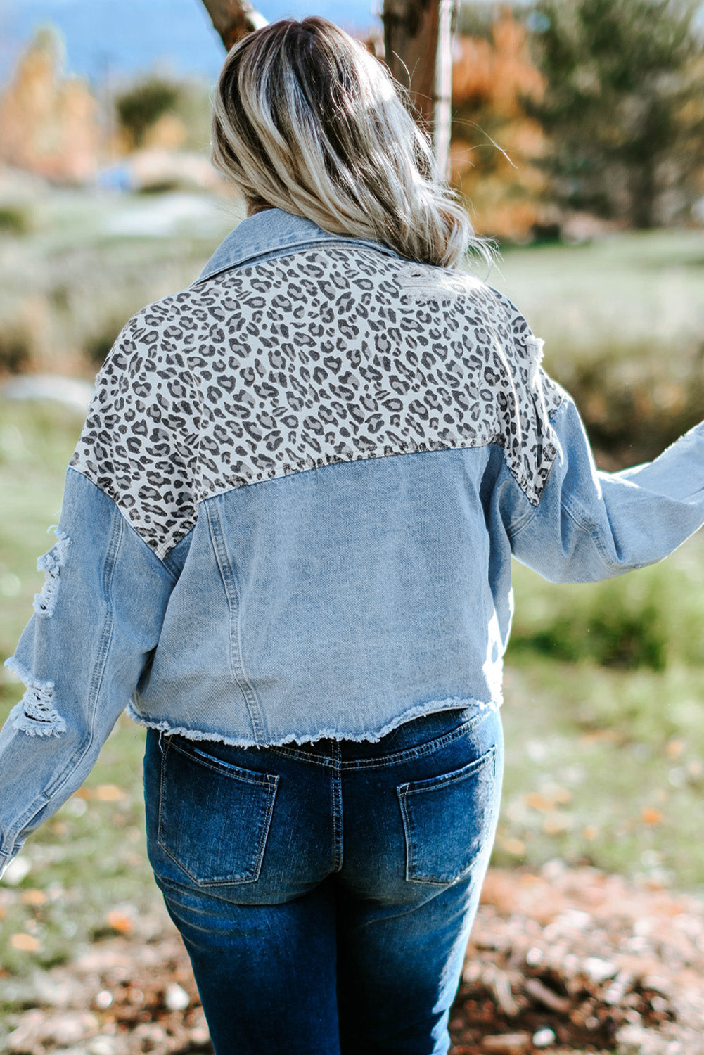 Chaqueta vaquera desgastada con dobladillo sin rematar y estampado de leopardo en talla grande