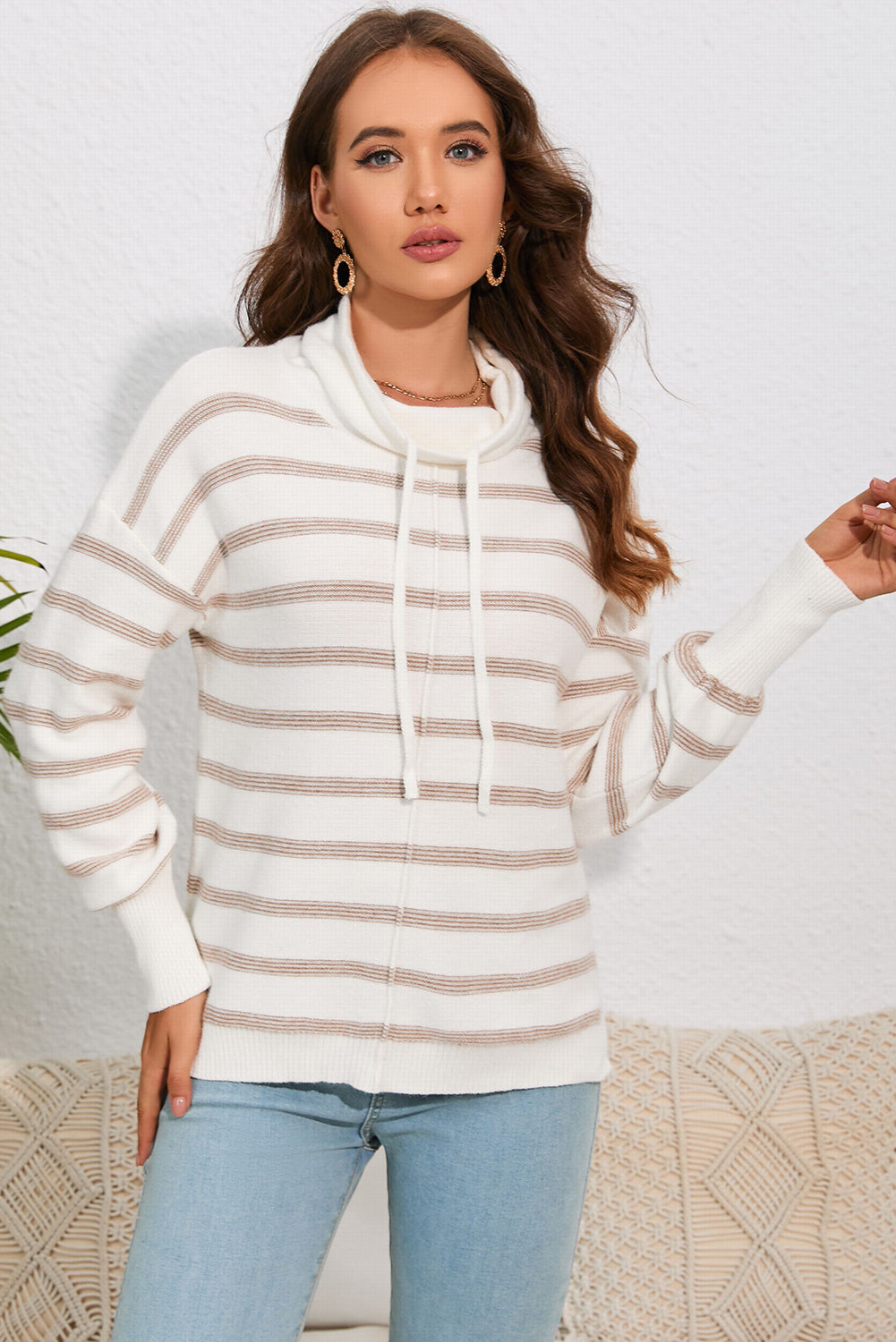 Blusa con estampado de rayas y hombros caídos con cuello vuelto y cordón ajustable de Double Take