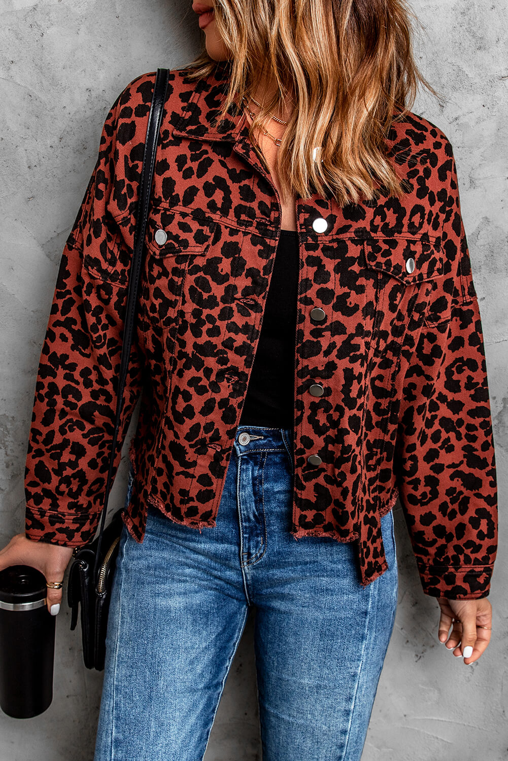 Chaqueta con dobladillo sin rematar y estampado de leopardo de Double Take