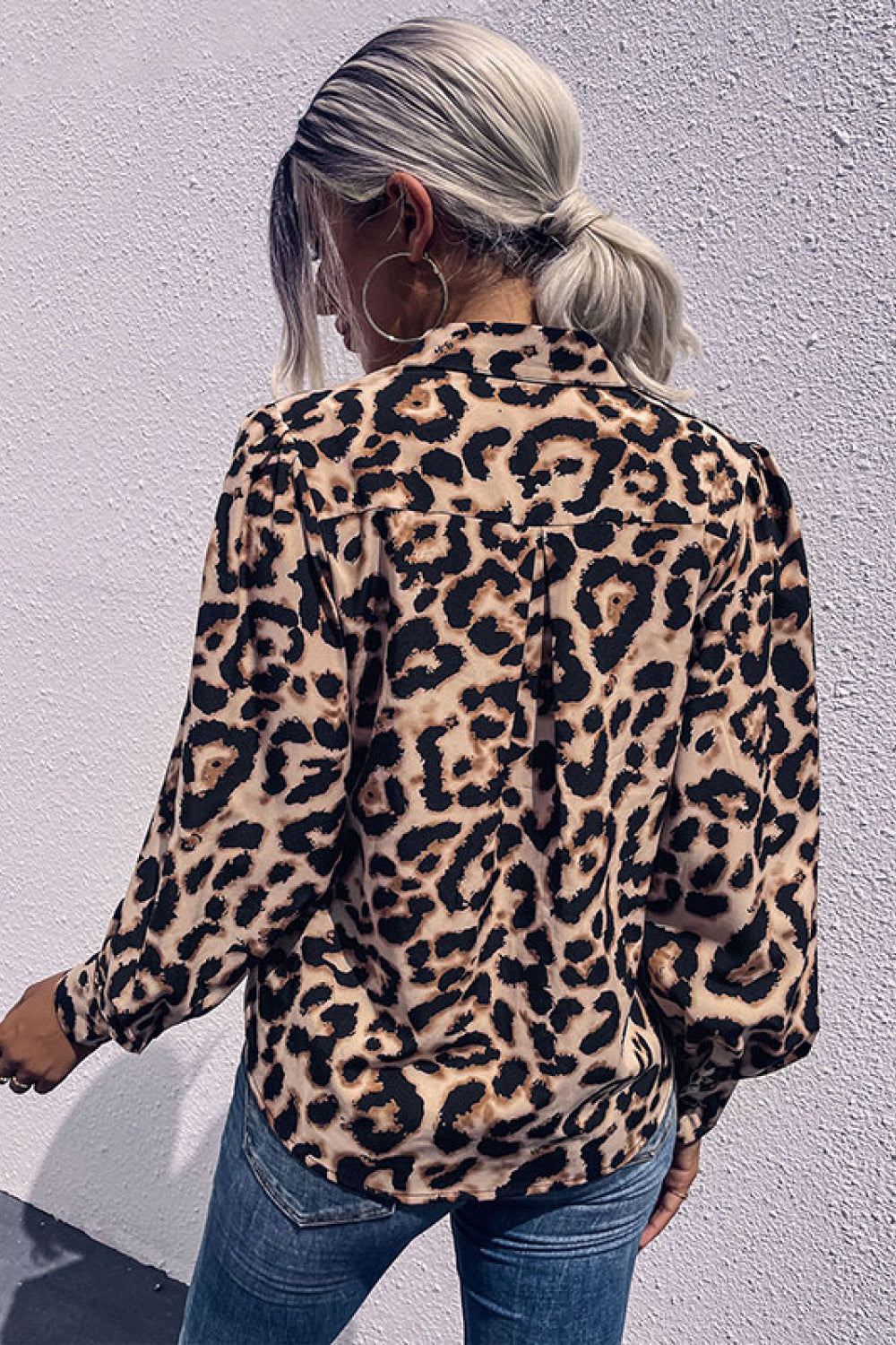 Blusa con botones y estampado de leopardo