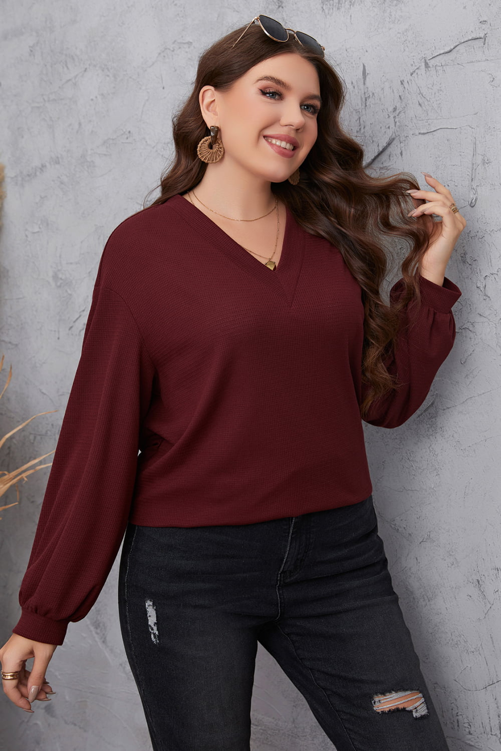 Blusa de hombros caídos con escote en V y talla grande de Melo Apparel