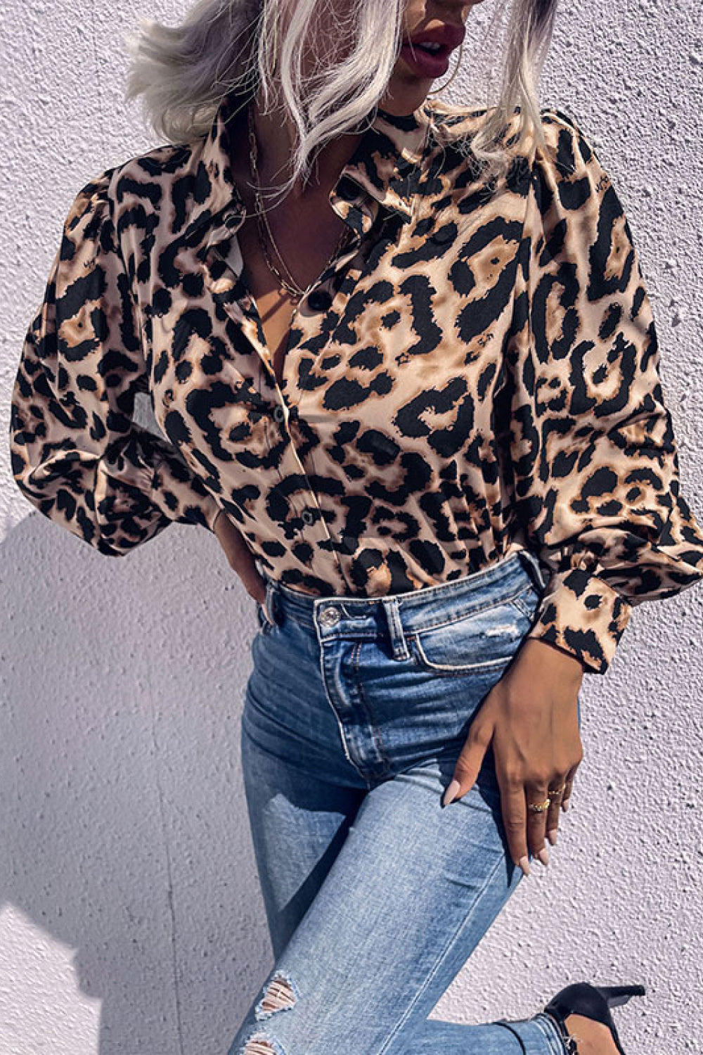 Blusa con botones y estampado de leopardo