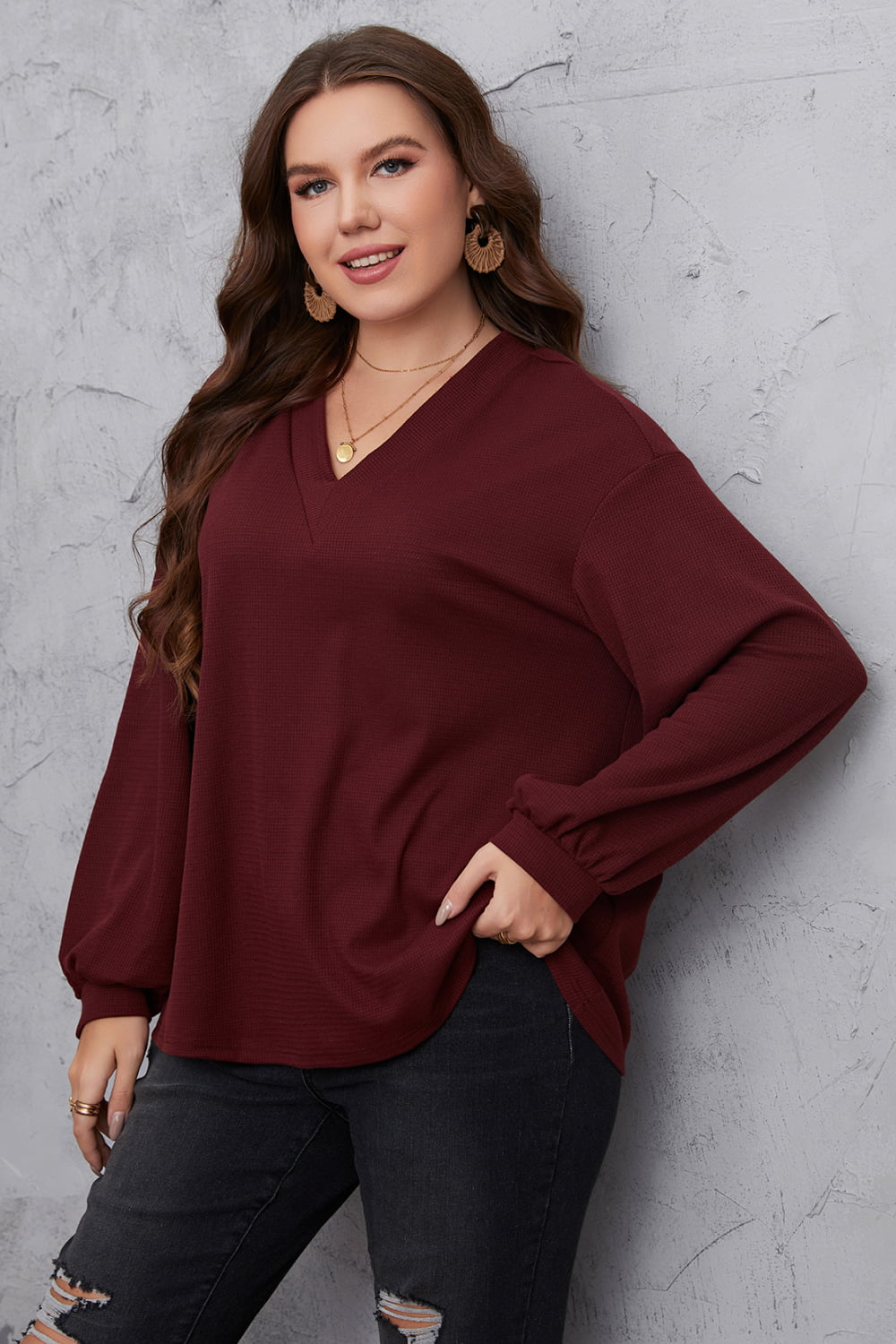 Blusa de hombros caídos con escote en V y talla grande de Melo Apparel