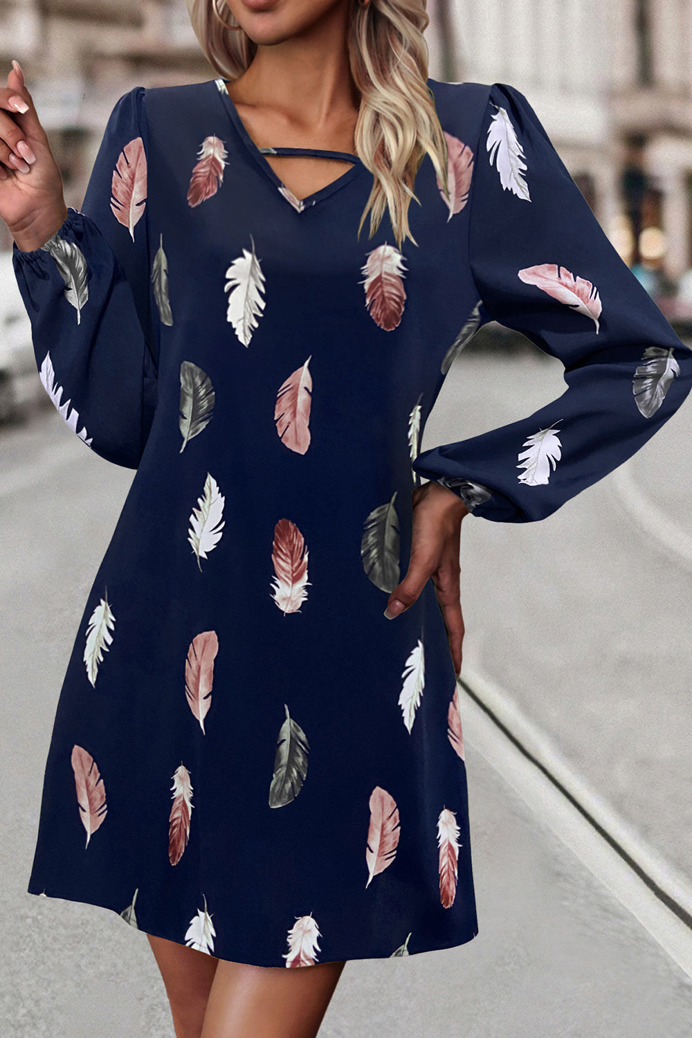 Vestido con escote en V y estampado de plumas