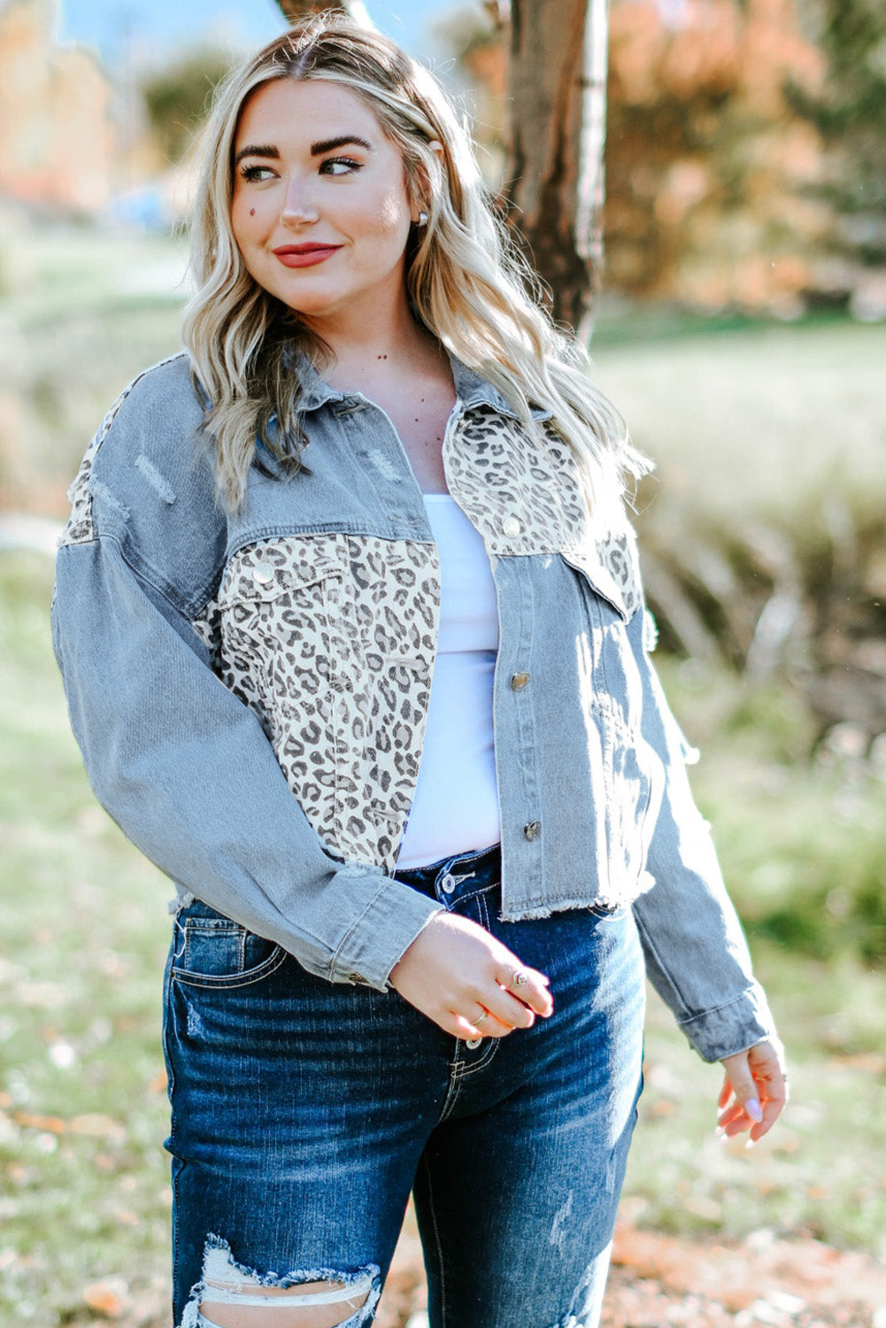 Chaqueta vaquera desgastada con dobladillo sin rematar y estampado de leopardo en talla grande